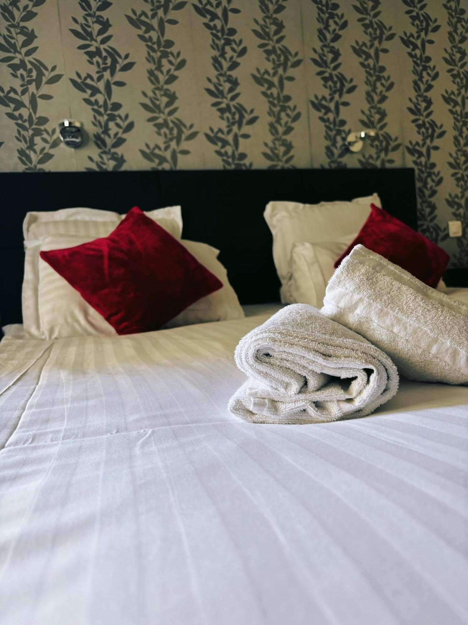 Hotel Le Divona "Au Coeur De Divonne" Экстерьер фото